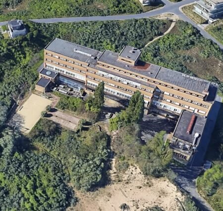 Beach Hotel / Hôtel de la Plage