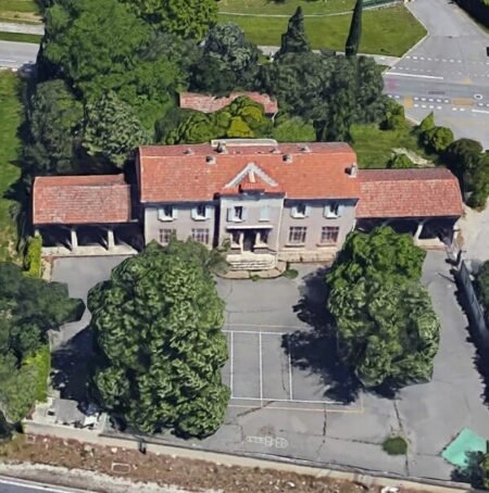 Boys' School / Ecole des Garçons