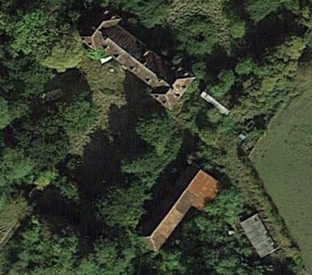 Castle with Arms / Château aux Armes