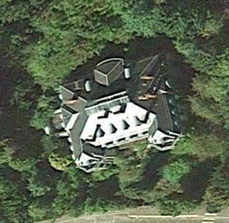 Roof Glass Manor (Light Castle) / Manoir à la Verrière (Château Lumière)