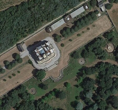 Greenhouses Castle / Château des Serres