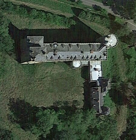 Horse Castle / Château du Cheval
