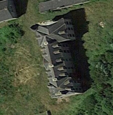LB Castle / Château LB
