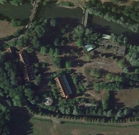 Parisian Campsite (Little Lutece) / Camping Parisien