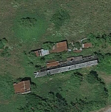 Red Car Farm / Ferme Voiture Rouge