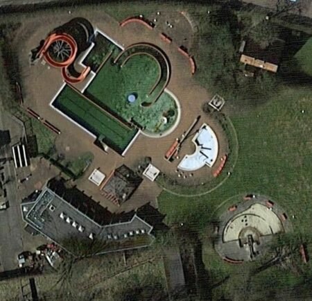 Red Swimming Pool / Roter Swimmingpool