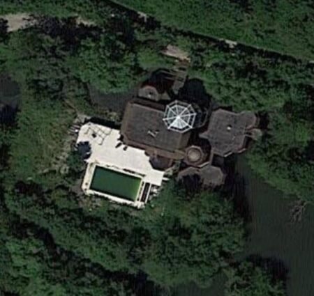 Steel Villa / Villa Acier