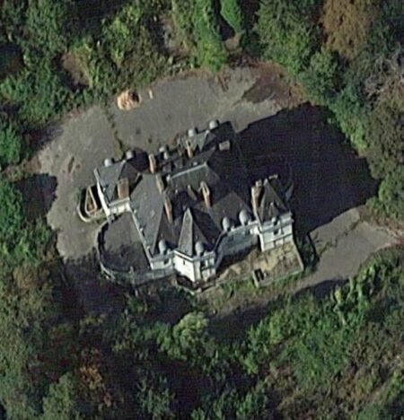 Tennis Castle / Château Tennis