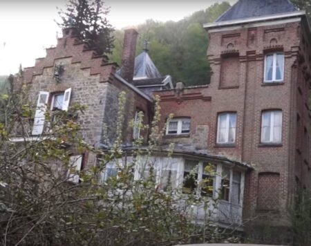 The mansion with the statues / Le Manoir aux statues