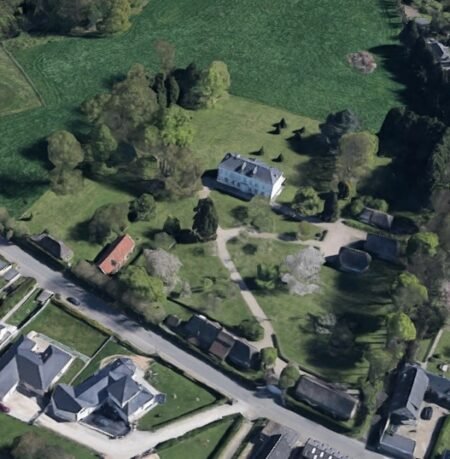 Mansion of the meadow / Manoir de la Prairie