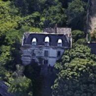Unfinished Manor / Manoir non fini