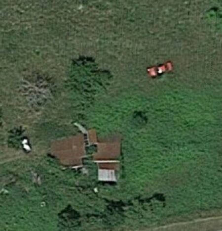 Red Car Farm / Ferme Voiture Rouge - Image 2