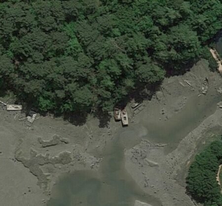 River Boat Cemetery / Cimetière de Bateaux de la Rivière