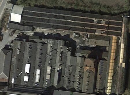 Look out for the factory / Gare à l’usine - Image 2